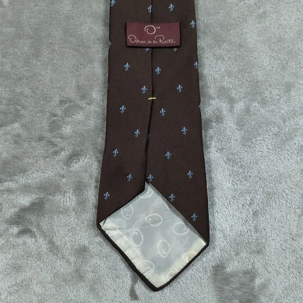 Oscar de la Renta tie gently